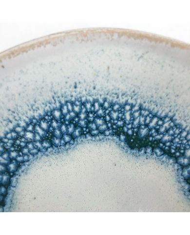 Close-up van het reactief glazuurdetail op de keramische tapas schaaltjes.