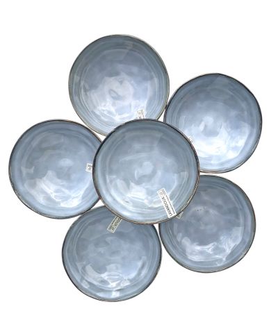 Een cirkelvormige opstelling van zes tapas schaaltjes blauw gekleurd met een glad glazuur. Een cirkelvormige opstelling van zes tapas schaaltjes blauw gekleurd met een glad glazuur.