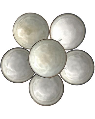 Een cirkelvormige opstelling van zes tapas schaaltjes lichtgrijs gekleurd met een glad glazuur. Een cirkelvormige opstelling van zes tapas schaaltjes lichtgrijs gekleurd met een glad glazuur.