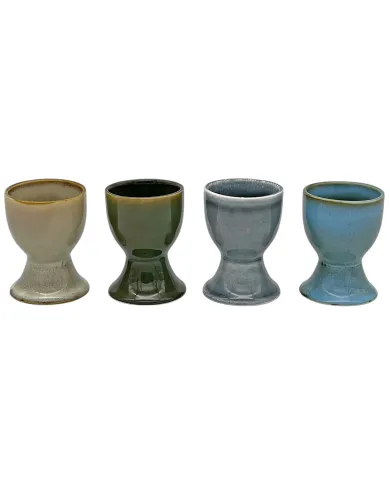 Vier keramische eierdopjes reactief glazuur, naast elkaar geplaatst. Vier keramische eierdopjes reactief glazuur, naast elkaar geplaatst.