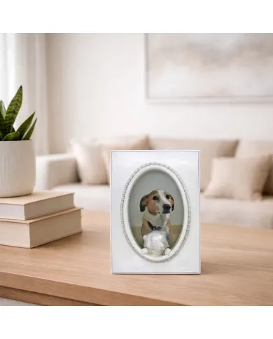 Honden fotolijst met ingelijste foto van een hond op een houten salontafel in een gezellige woonkamer.