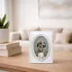Honden fotolijst met ingelijste foto van een hond op een houten salontafel in een gezellige woonkamer.