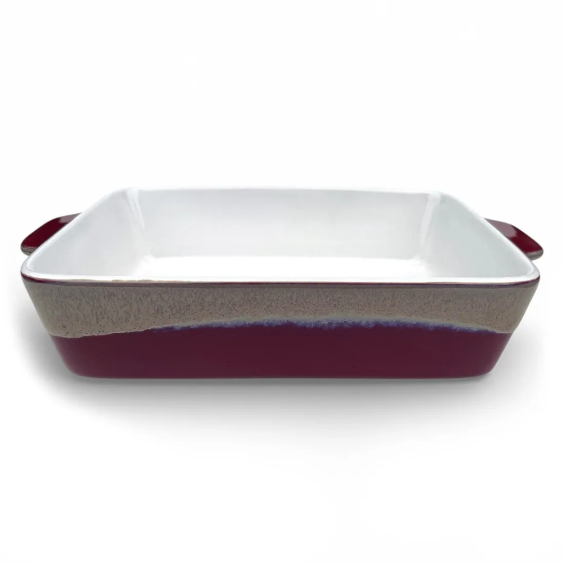 Een rechthoekige reactief geglazuurde ovenschaal aan de buitenkant en een binnenzijde van glanzend wit.