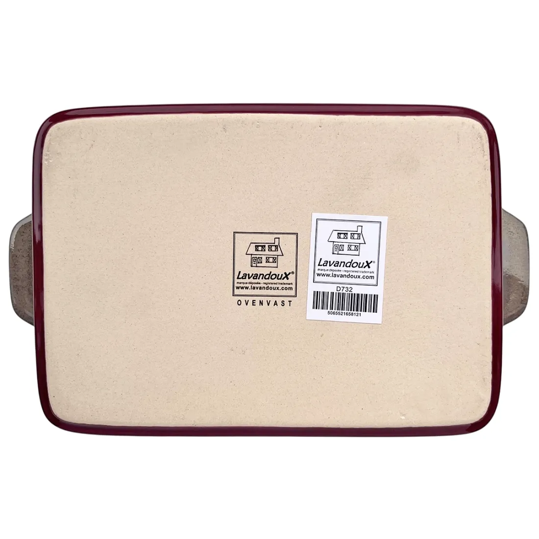 Een rechthoekige reactief geglazuurde ovenschaal met een rode rand en labels van Lavandoux aan de onderkant.