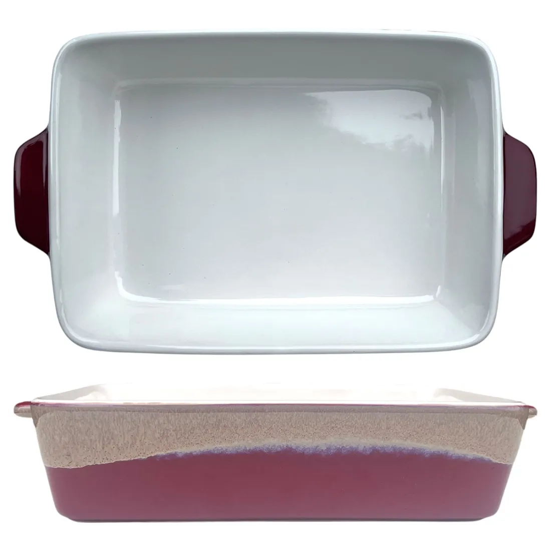 Een keramische reactief geglazuurde ovenschaal met een glanzend witte binnenkant, voorzien van twee handvatten.