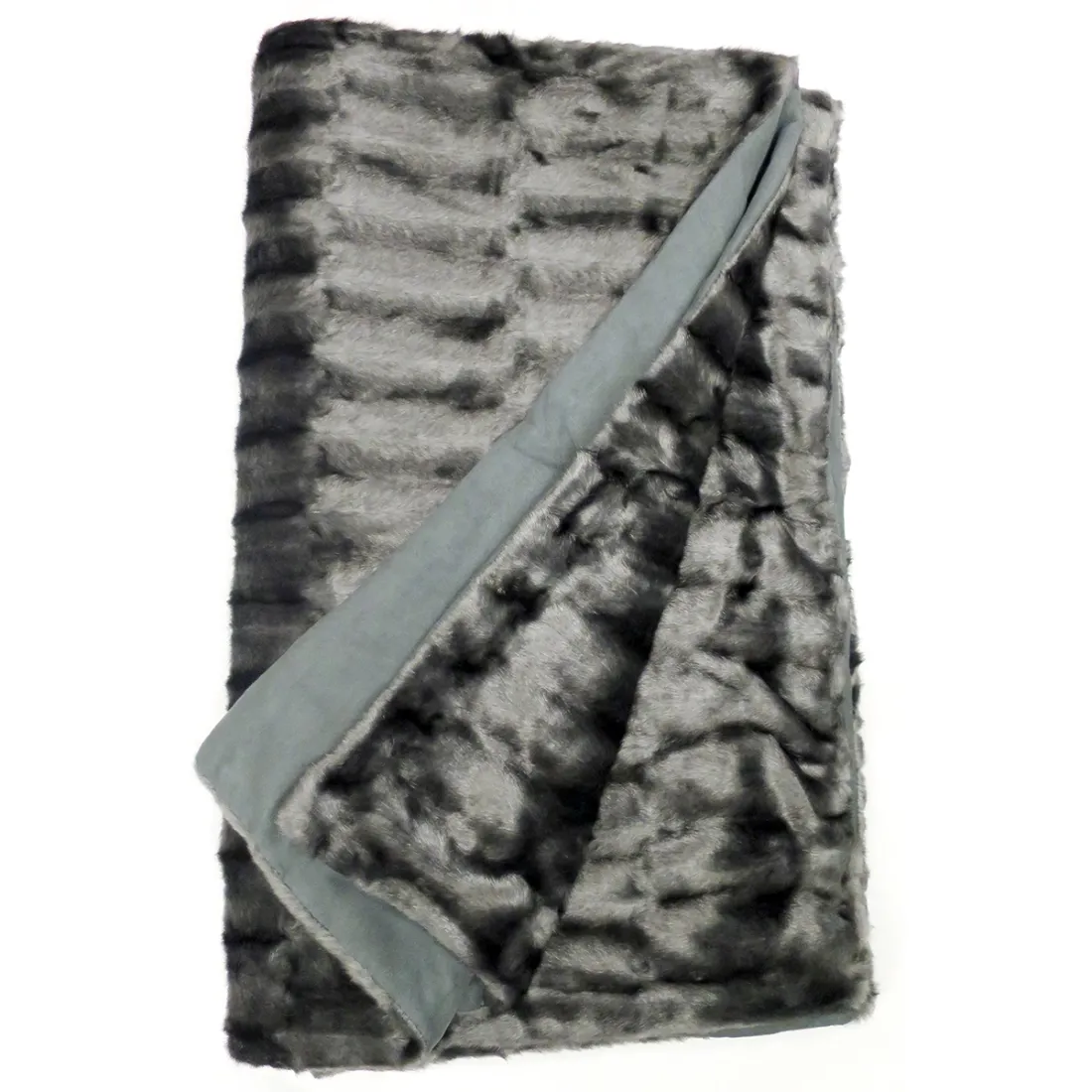 Zilvergrijze plaid van imitatie bont met een lichtgrijze onderkant, gedeeltelijk gevouwen.