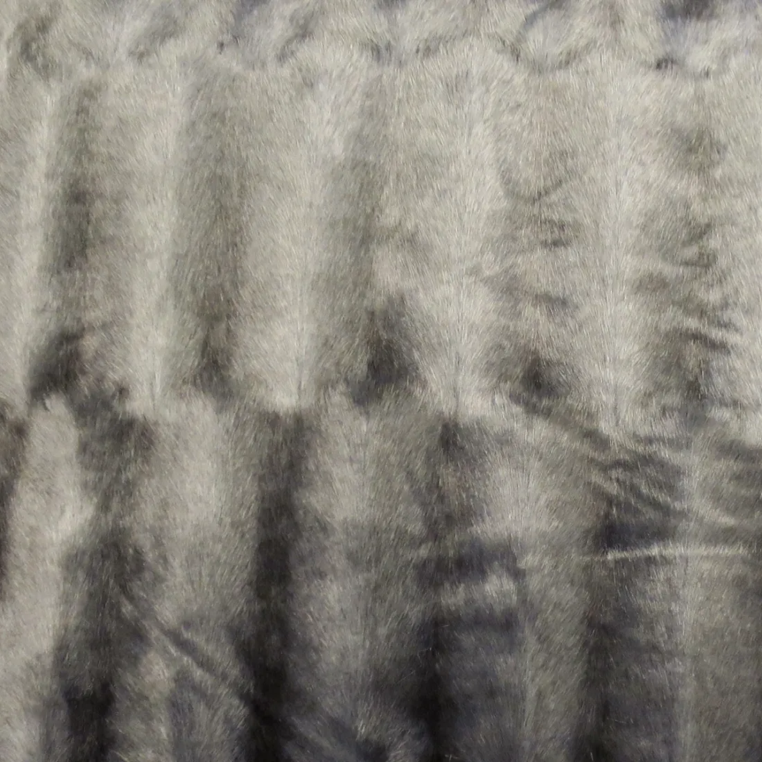 Close-up van de zachte, grijze plaid van imitatie bont.