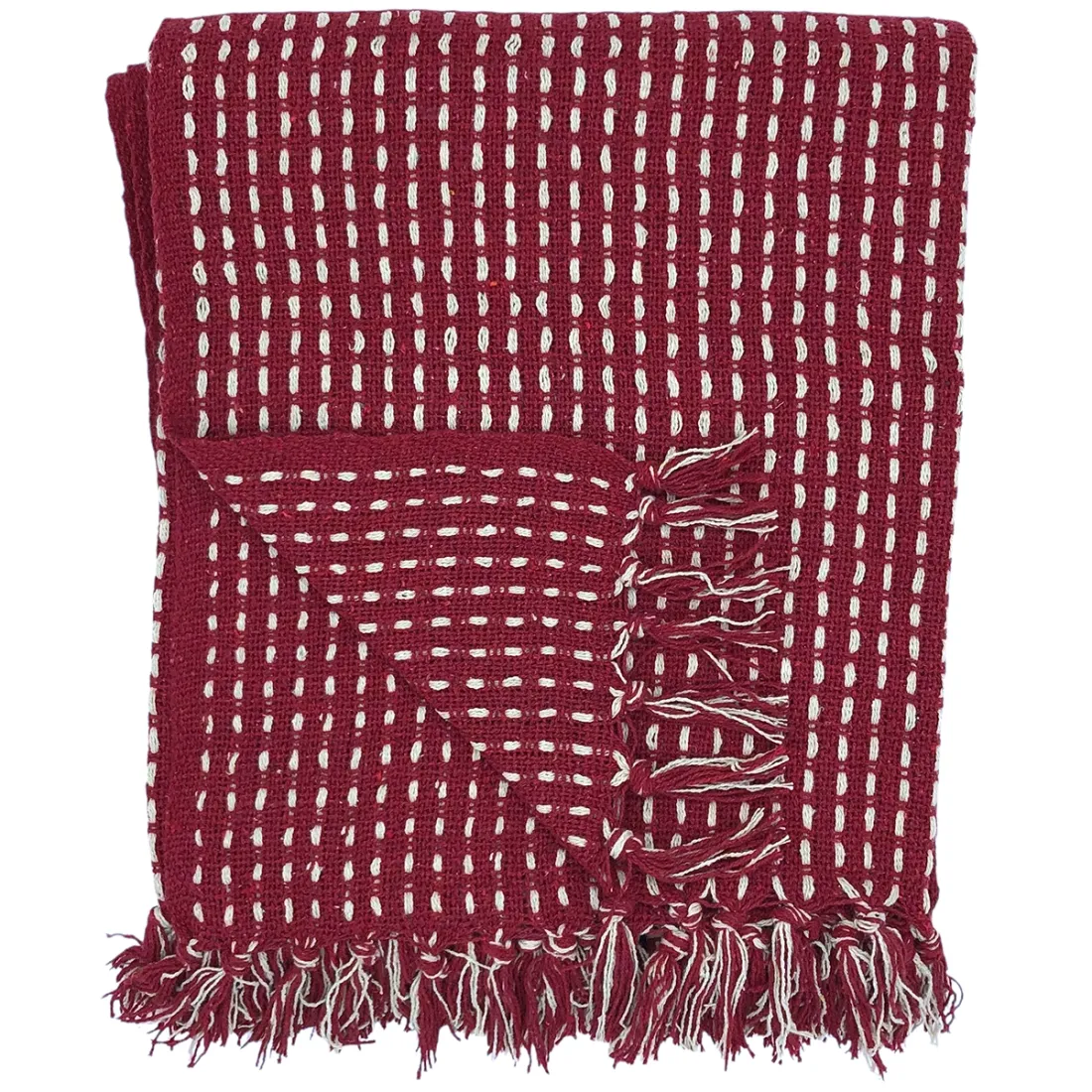 Een gevouwen rode plaid met een wit steekpatroon en kwastjes aan de randen.