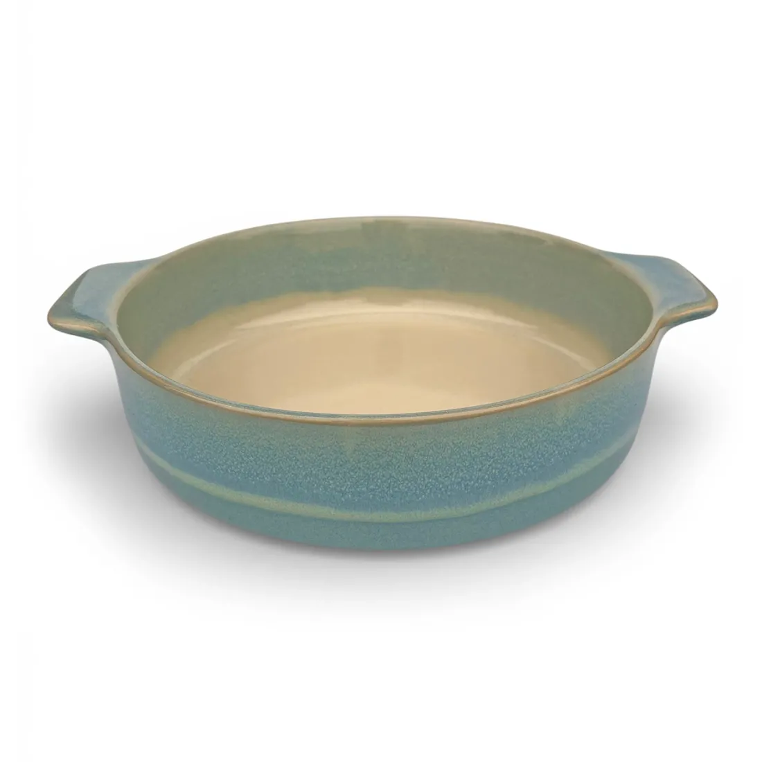Een ronde ovenschaal met een reactieve glazuurlaag in blauwe tinten, voorzien van twee handvatten en een gladde binnenkant.