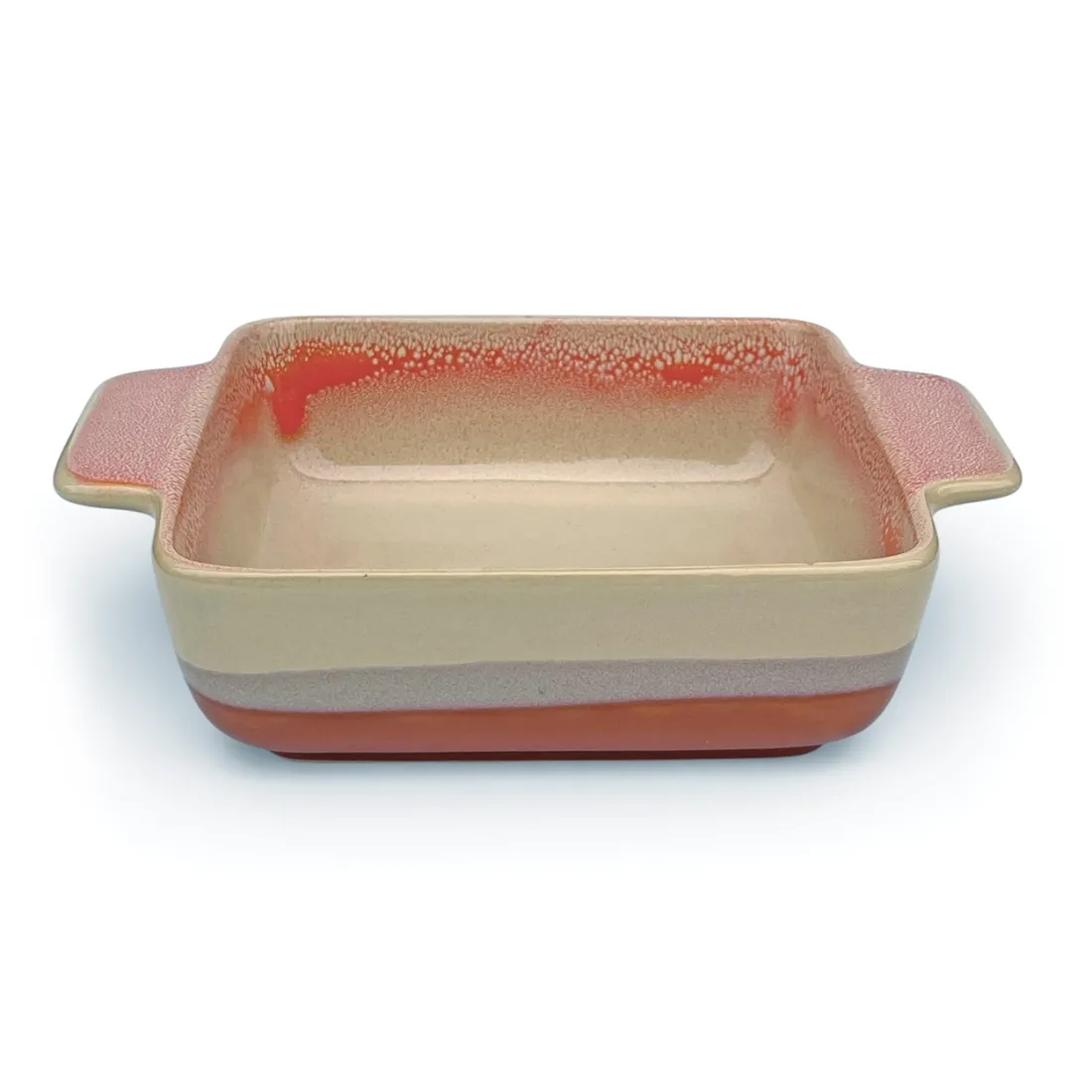 Een ovenschaaltje met een reactieve glazuurlaag in terracotta tinten, voorzien van twee handvatten en een gladde binnenkant.