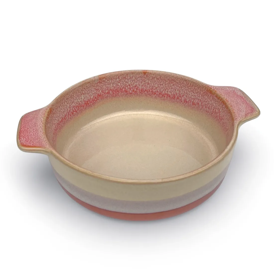 Een kleine ovenschaal met een reactieve glazuurlaag in terracotta tinten, voorzien van twee handvatten.