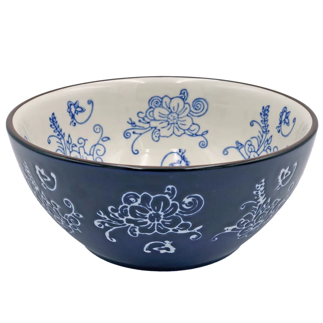 Een donkerblauwe poke bowl kom met witte bloemmotieven aan de buitenkant en blauwe bloemmotieven aan de binnenkant.