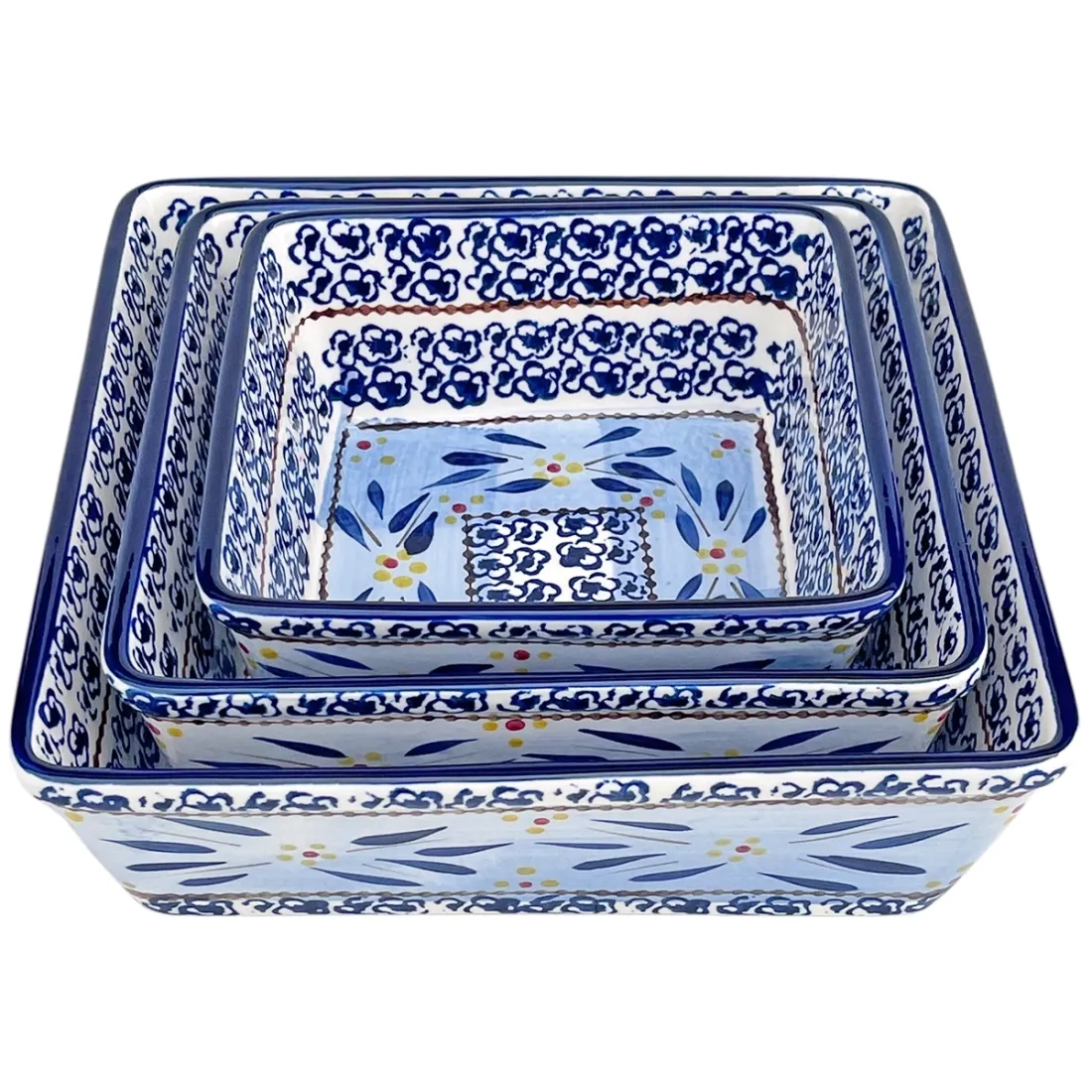 Close-up van een vierkante ovenschaal met gedetaileerde blauwe en gele bloemmotieven.