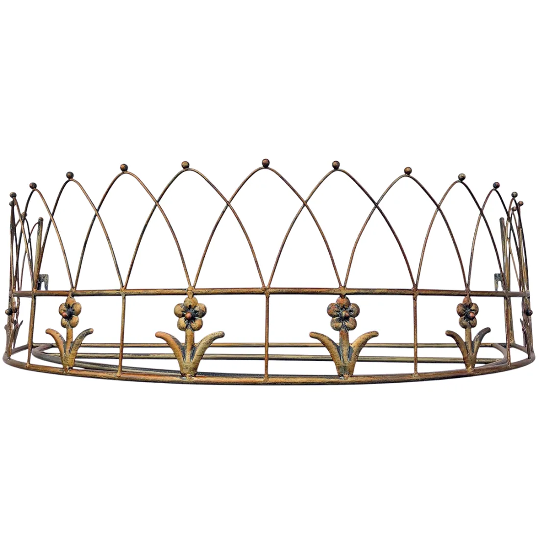 Decoratieve vintage metalen hemel bedkroon met bloemenaccenten en gebogen details in een rustieke afwerking.