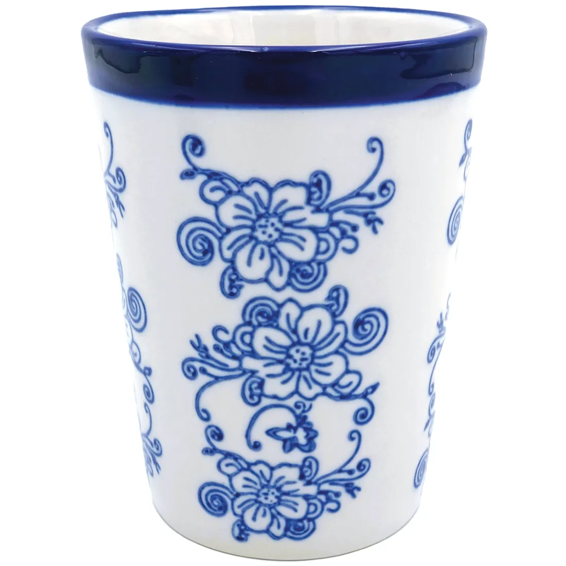 Een decoratieve hoge theemok van keramiek met blauwe bloemmotieven op een witte achtergrond en een blauwe rand.