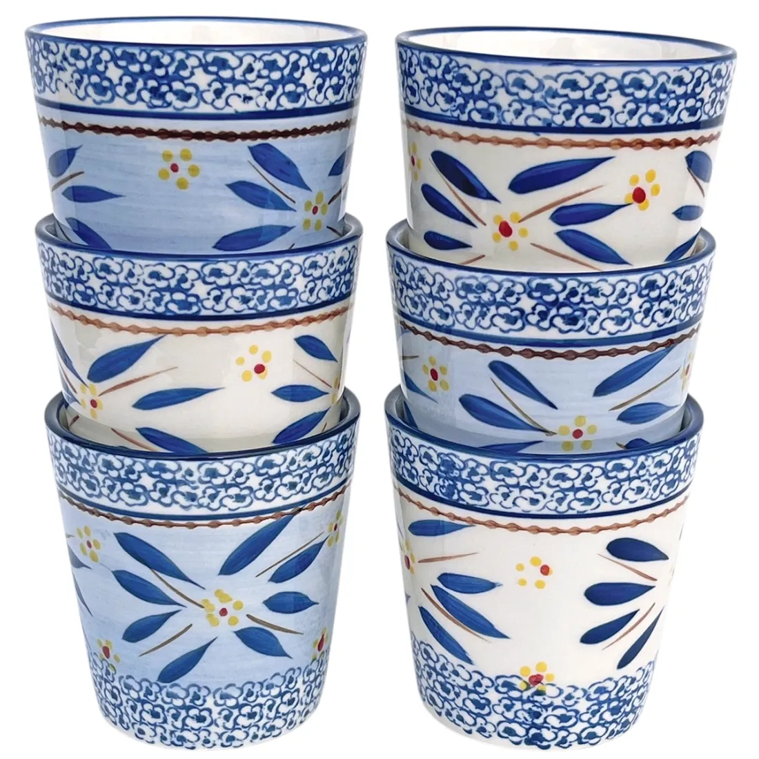 Een koffiemok set van zes decoratieve mokken van keramiek met bloemen- en bladmotieven in blauw en wit.