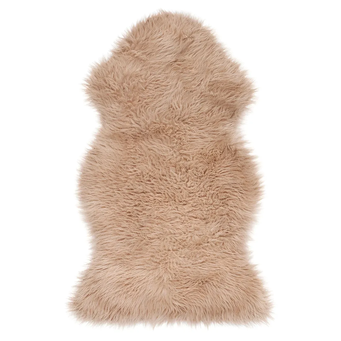 Beige schapenvacht als kleed in een natuurlijke vorm, gemaakt van zacht imitatie bont.