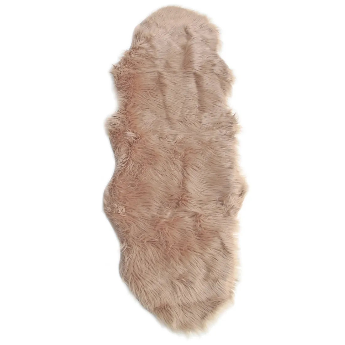 Schapenvacht beige in een extra lang gevormd kleed, gemaakt van zacht imitatie bont.