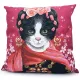 Een decoratieve Frida Kahlo kussenhoes met een kat, geïnspireerd op traditionele Mexicaanse kunst.