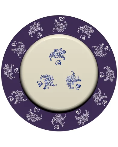 Een decoratief onderbord blauw met een crèmekleurig midden en een blauwe rand versierd met gedetailleerd witte bloemmotieven.