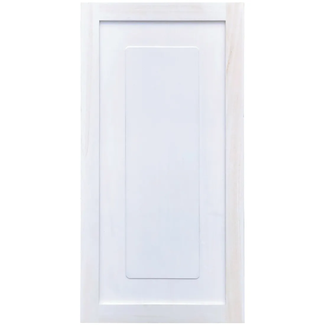 Een houten shutter wit paneel met een verweerde afwerking.