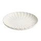 Witte gebaksbordjes met een subtiel geribbeld patroon en een geschulpte rand.