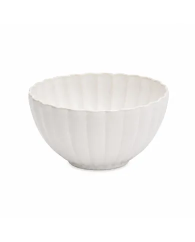 Witte dessertschaaltjes met een subtiel geribbeld reliëf en een geschulpte rand.