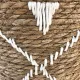 Close-up van het geometrische borduurwerk van de zeegras en katoenen wasmand.