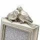 Close-up van decoratieve vogeltjes bovenop een fotolijst met lovebirds.