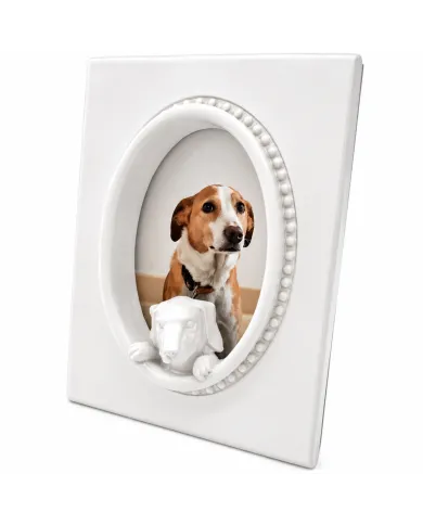 Zijaanzicht van een honden fotolijst, uitgevoerd in wit, met een hondje erop.