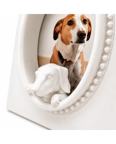 Close-up van het gebeeldhouwde hondje op de honden fotolijst.