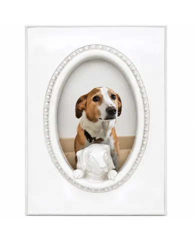 Een decoratieve witte honden fotolijst met een ovaal ontwerp en een klein hondensculptuur aan de onderkant.