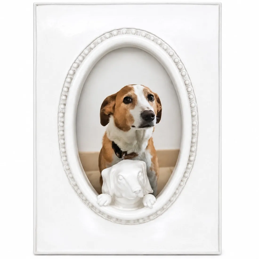 Een decoratieve witte honden fotolijst met een ovaal ontwerp en een klein hondensculptuur aan de onderkant.