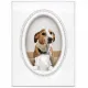 Een decoratieve witte honden fotolijst met een ovaal ontwerp en een klein hondensculptuur aan de onderkant.