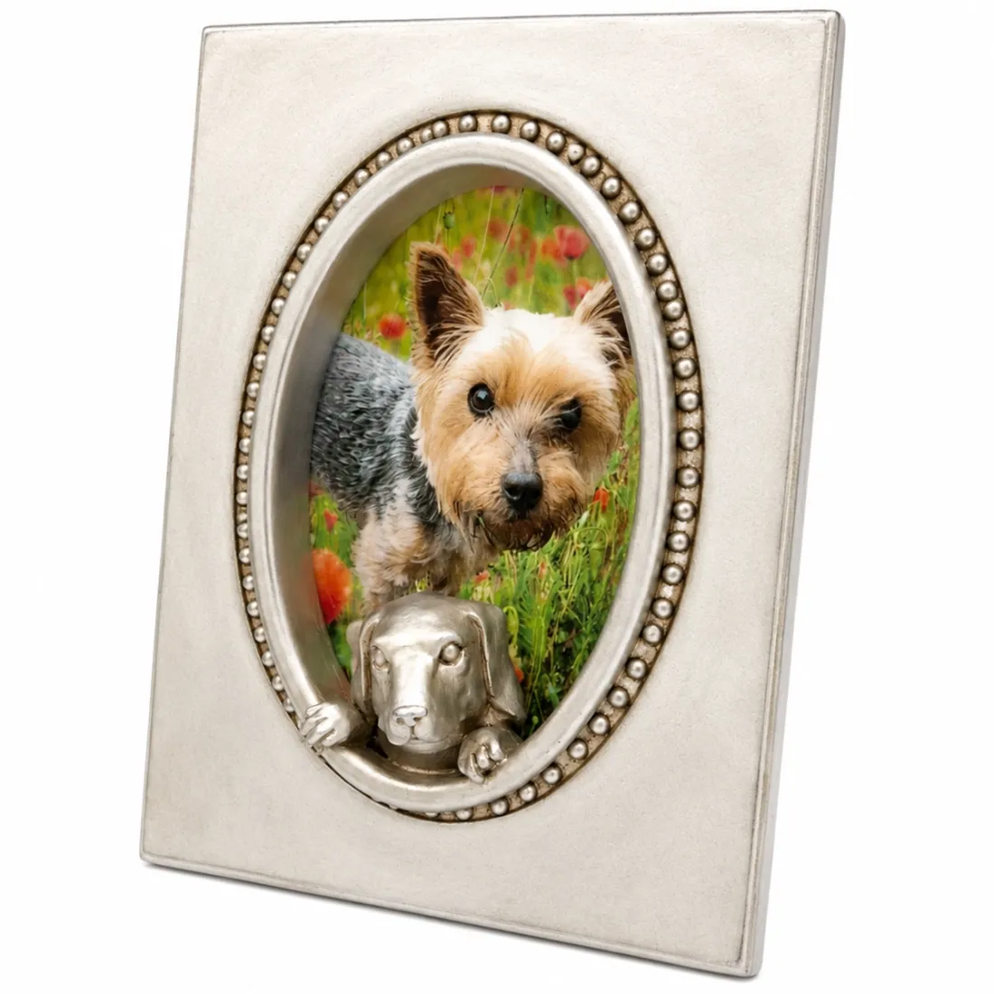 Zijaanzicht van een honden fotolijst, uitgevoerd in zilver, met een hondje erop.