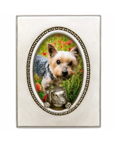 Een decoratief zilveren fotolijstje hond met een ovaal ontwerp en een klein hondenbeeldje aan de onderkant.