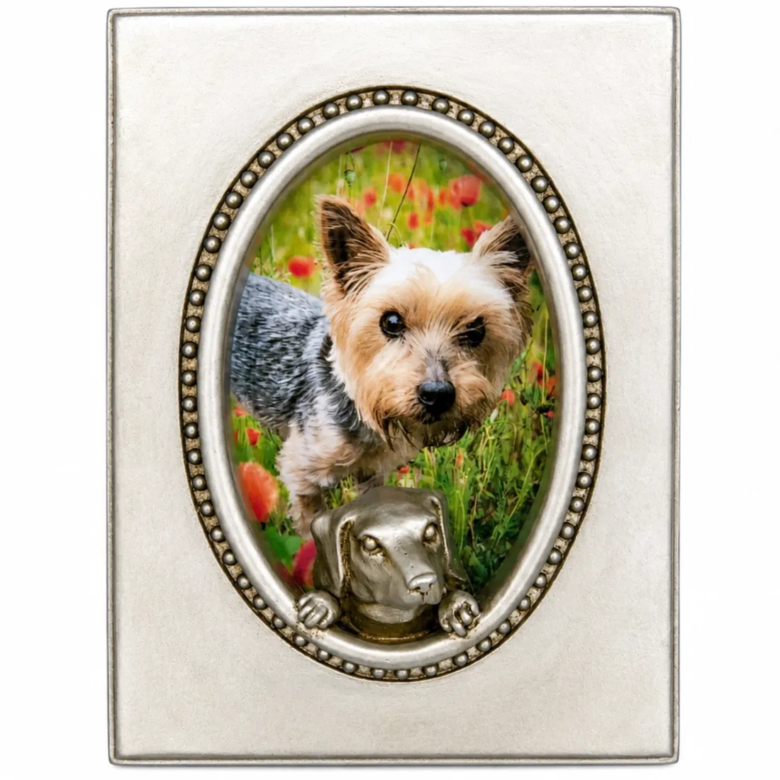 Een decoratief zilveren fotolijstje hond met een ovaal ontwerp en een klein hondenbeeldje aan de onderkant.