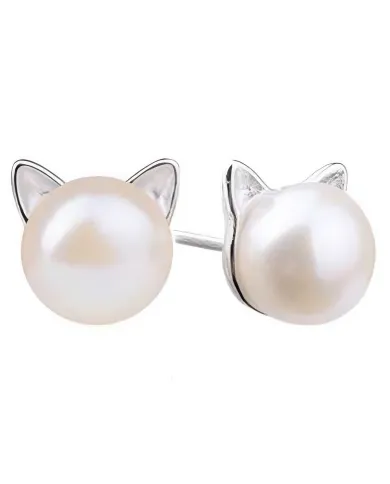 Een paar katten oorbellen met zilveren oortjes op pareltjes tegen een witte achtergrond.