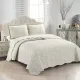 Het Floral Toile-dessin van de beige bedsprei, gecombineerd met bijpassende kussens.