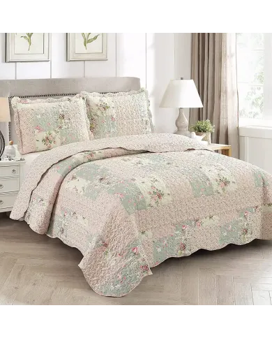 Elegante slaapkamer met een bedsprei bloemen set en bijpassende kussens op bed in een klassieke inrichting.