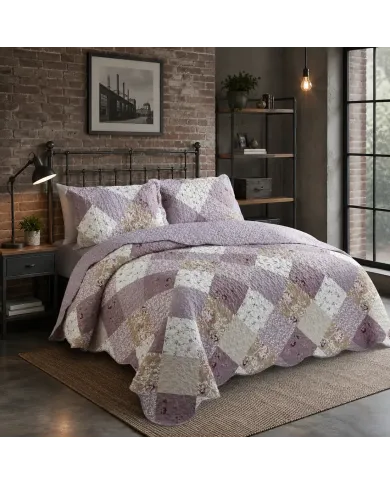 Een gezellige slaapkamer met een lavendelkleurig patchwork bloemen sprei en bijpassende kussens op een ijzeren bed.