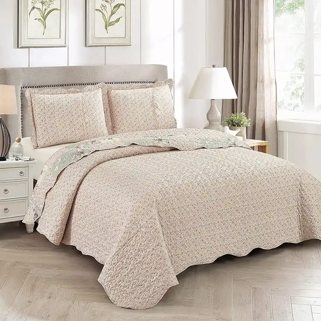 Het omgeslagen ontwerp van de bedsprei bloemen motief laat een delicate rozenknopprint zien.