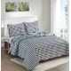 Het omkeerbare ontwerp van de blauwe bedsprei, een blauwe geruite print, met bijpassende kussens.