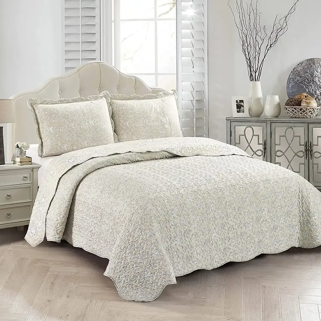 Het Floral Toile-dessin van de beige bedsprei, gecombineerd met bijpassende kussens.