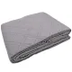Gevouwen bedsprei grijs met een dubbel ruitpatroon.