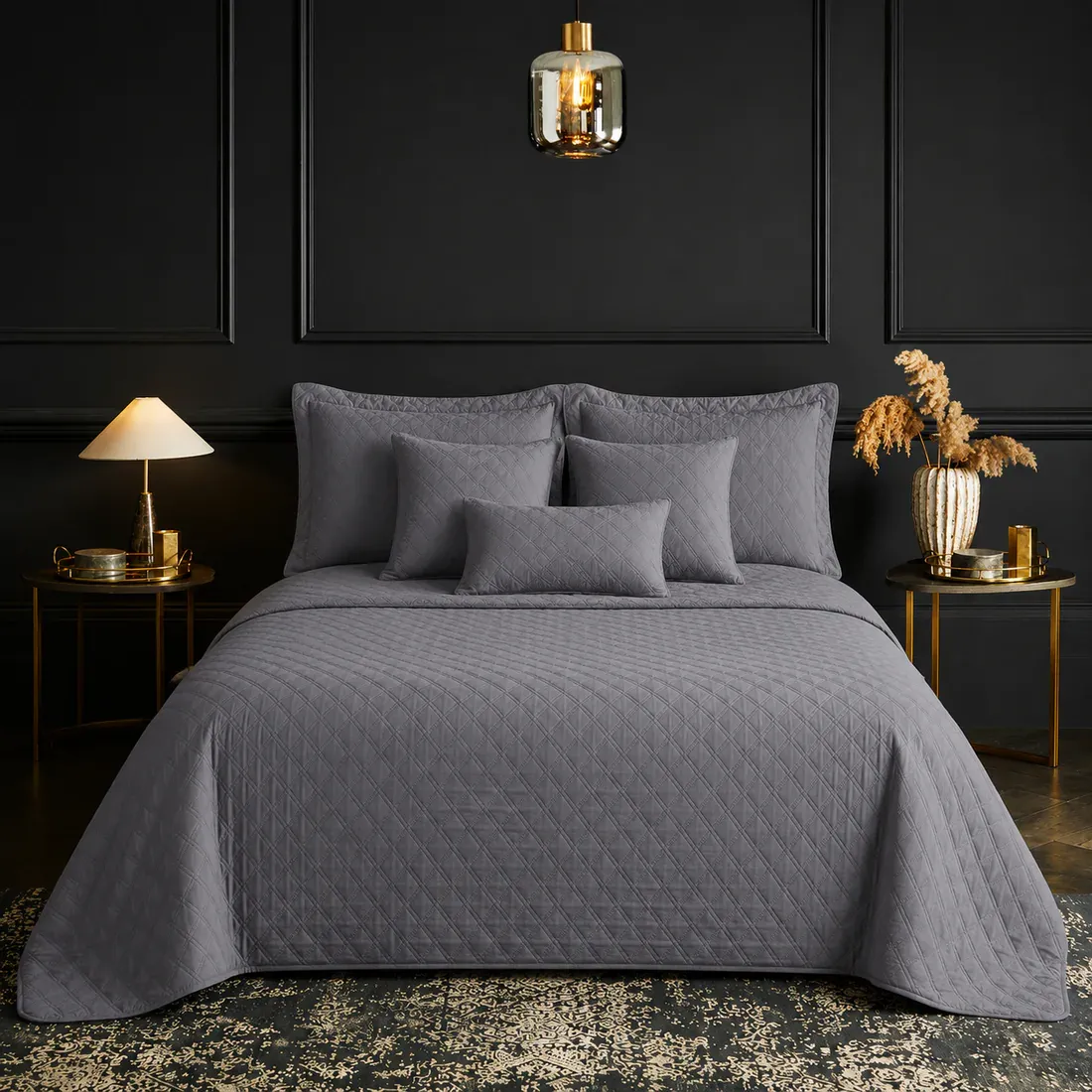 Een netjes opgemaakt bed met een bedsprei grijs in een kamer met twee nachtkastjes.