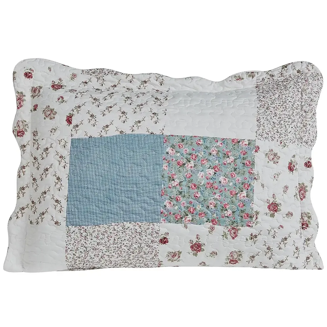 Een kussensloop blauw en wit in patchwork ontwerp en een Oxford geschulpte rand.