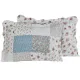 Patchwork kussensloop blauw met afgestemde Cottage Charm patronen op de voor- en achterkant.
