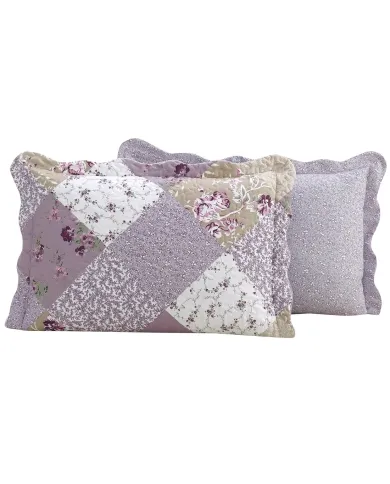 Een kussensloop bloemen in lila tinten met het afgestemde voor- en achterpatroon van Lavender Dream.