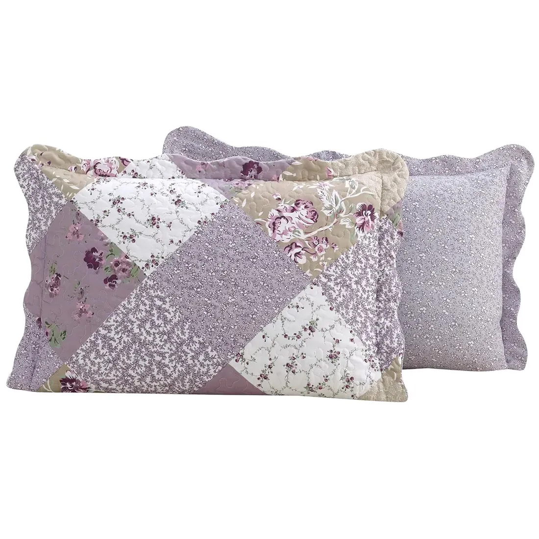 Een kussensloop bloemen in lila tinten met het afgestemde voor- en achterpatroon van Lavender Dream.